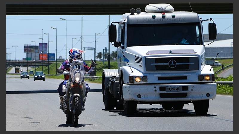 Uno de los motociclistas en la autopista Rosario-Buenos Aires.
