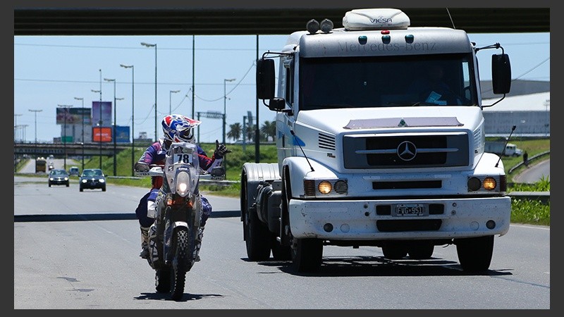 Uno de los motociclistas en la autopista Rosario-Buenos Aires.