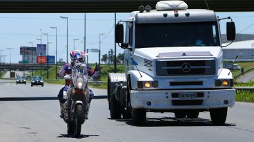 Uno de los motociclistas en la autopista Rosario-Buenos Aires.