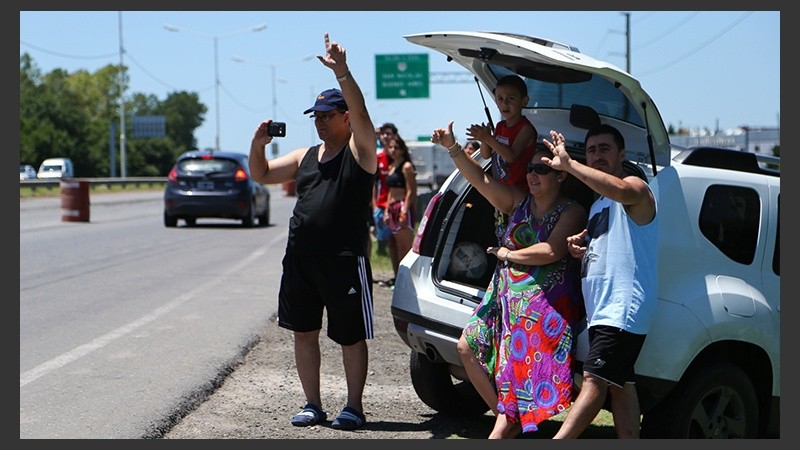 La familia entera en el paso de los competidores sobre Circunvalación.
