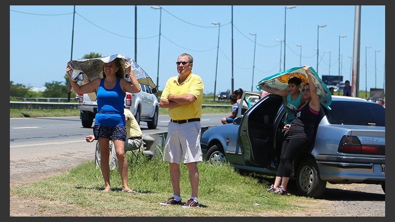 Mucho calor este mediodía sin un poco de sombra sobre la vera de la autopista.