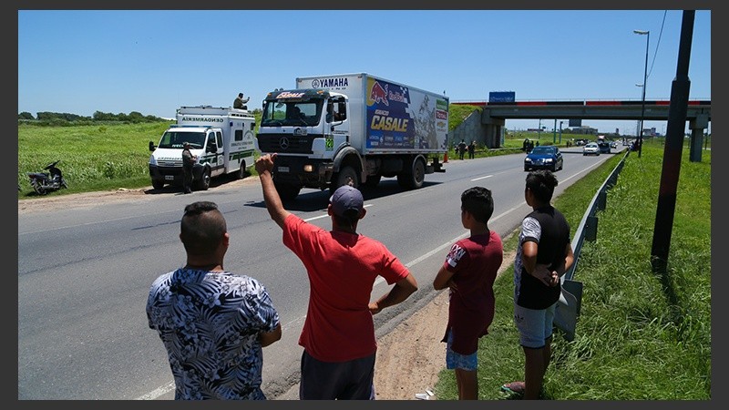Fanáticos a la vera de Circunvalación.