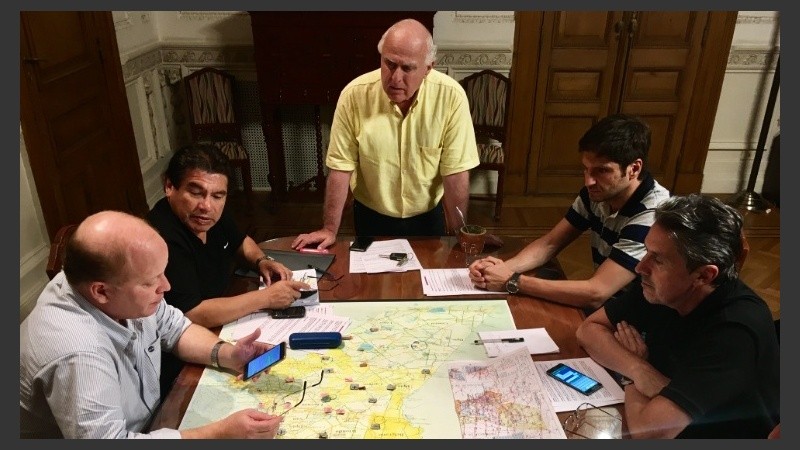 El mandatario se reunió con funcionarios y llamó a intendentes de localidades afectadas.