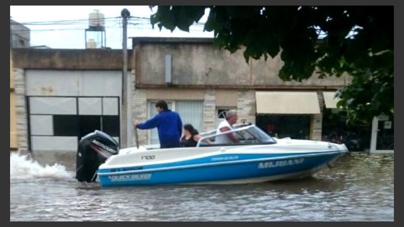 Lanchas por autos en las calles de Arroyo Seco.