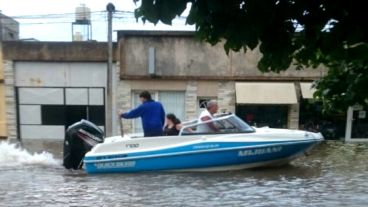 Lanchas por autos en las calles de Arroyo Seco.