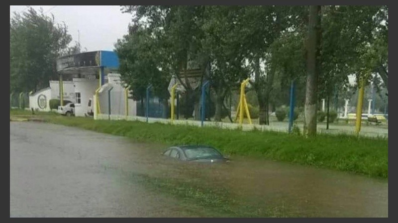 Impactante imagen de un auto tapado por agua en Arroyo Seco este domingo. 