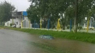 Impactante imagen de un auto tapado por agua en Arroyo Seco este domingo.