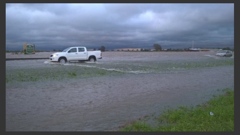 En la zona de Arroyo Seco la autopista estaba totalmente desbordada.