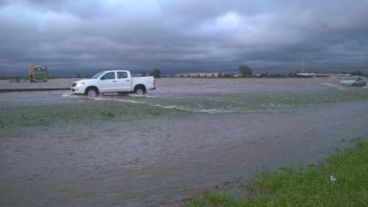 En la zona de Arroyo Seco la autopista estaba totalmente desbordada.