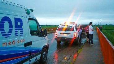 Los bomberos tuvieron que asistir a dos micros que fueron arrastrados por el agua este lunes por la madrugada.