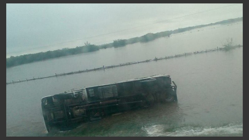 En la zona de Arroyo Seco la autopista estaba totalmente desbordada.