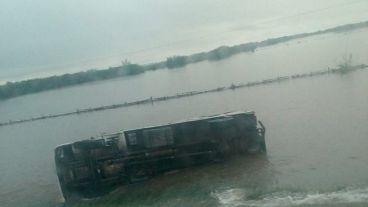 En la zona de Arroyo Seco la autopista estaba totalmente desbordada.