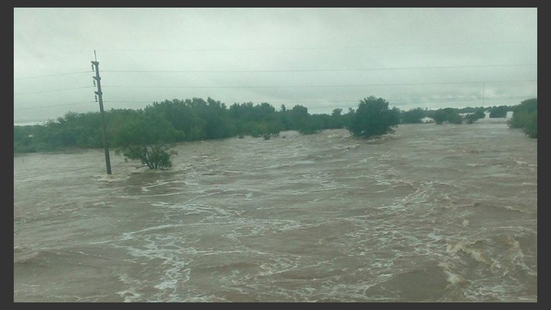 En la zona de Arroyo Seco la autopista estaba totalmente desbordada.