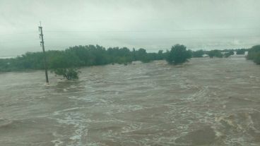 En la zona de Arroyo Seco la autopista estaba totalmente desbordada.