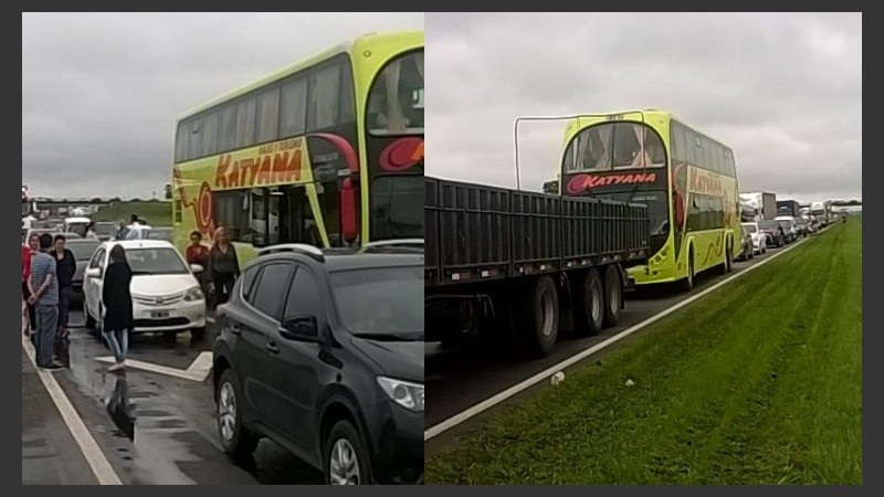Cola de vehículos varados, entre ellos el colectivo de El Galvense.