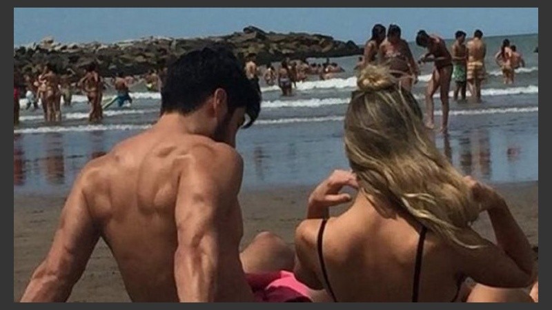 Juntos a la par, muy cerca del mar. 