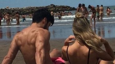 Juntos a la par, muy cerca del mar.