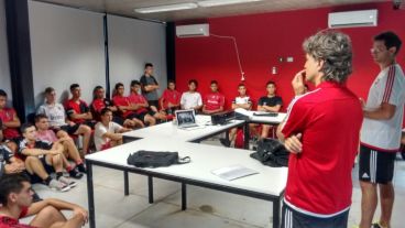 Mackey, junto a Bidoglio, y la primera charla con los juveniles.