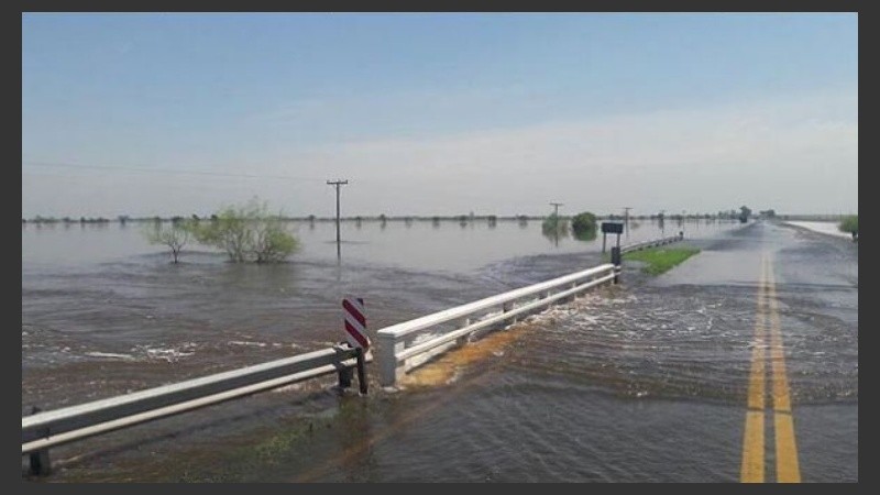 Por el temporal, muchos corredores viales se encuentran con agua sobre la calzada.