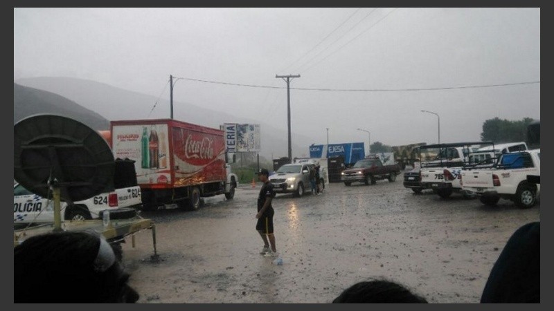Por las fuertes lluvias volvió a bajar lodo, barro y piedras desde el cerro, pero niegan que se trate de un nuevo alud.