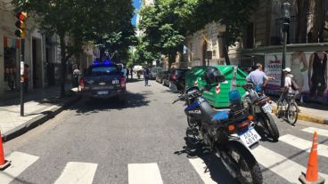 La policía cortó transitoriamente el tránsito en la cuadra.