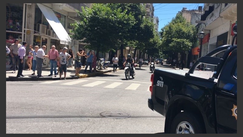 Preocupación entre los vecinos mientras trabajaban sobre la fuga.