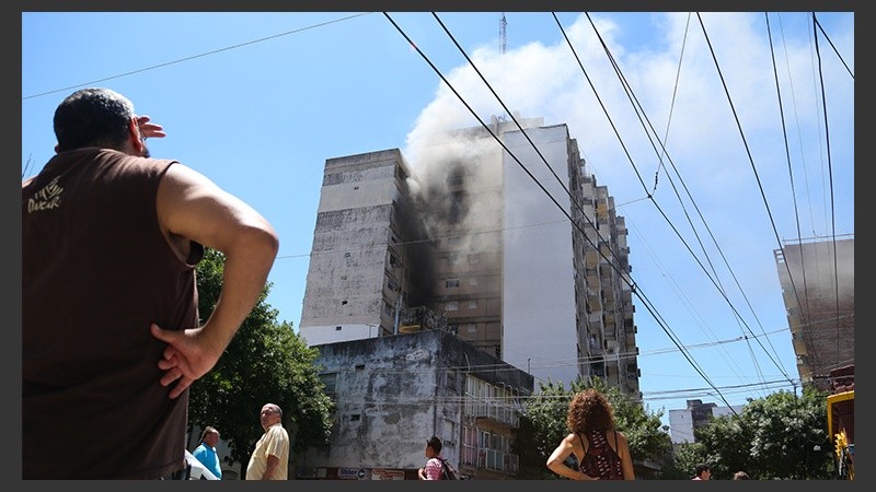 Así se veía el edificio desde la calle. El incendio produjo mucho humo.