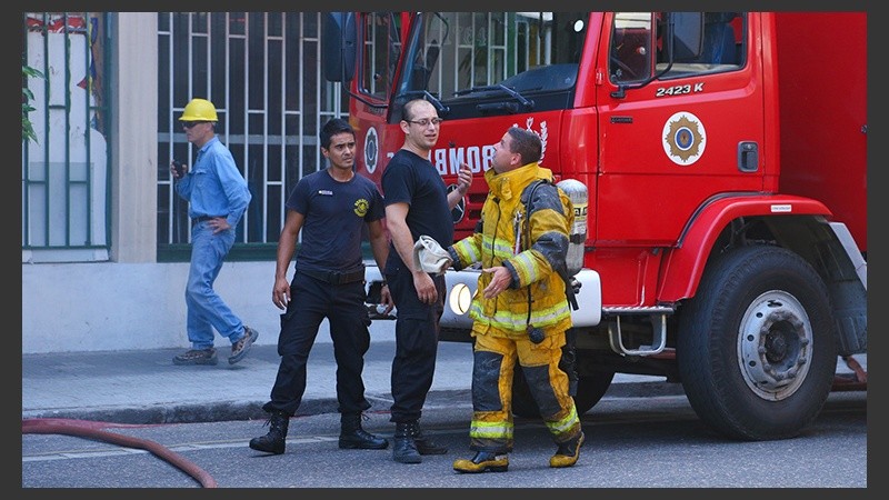 Tres dotaciones de bomberos en el lugar.