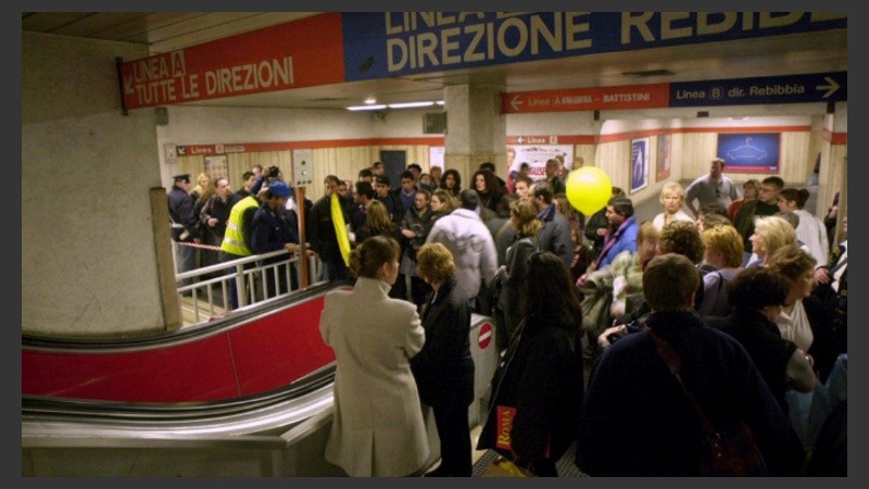 Pasajeros del metro de Roma, sorprendidos por el sismo.