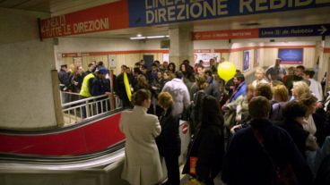 Pasajeros del metro de Roma, sorprendidos por el sismo.