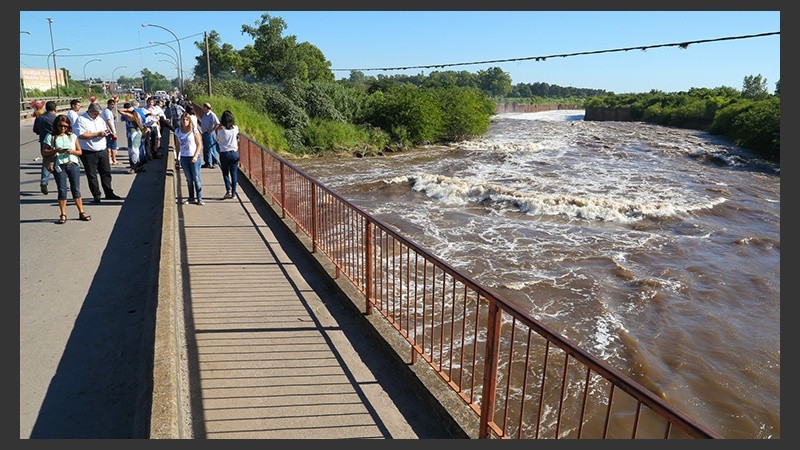 El gran caudal del Saladillo podría traer complicaciones en el puente. 