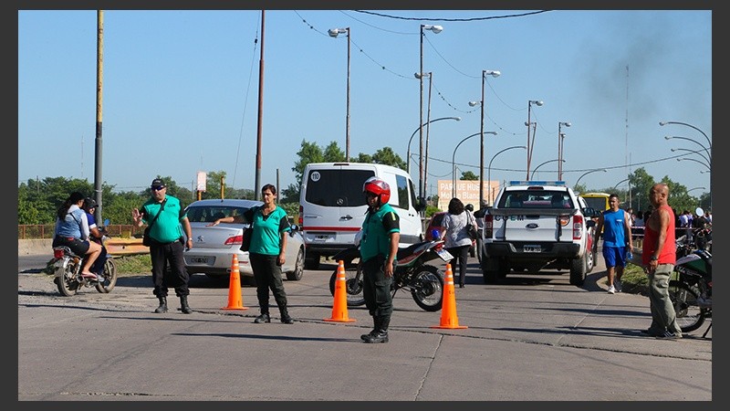 El gran caudal del Saladillo podría traer complicaciones en el puente. 