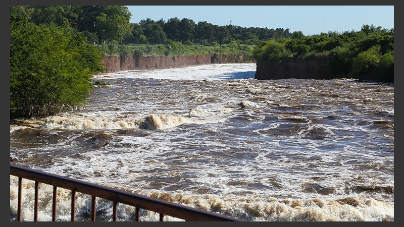 El gran caudal del Saladillo podría traer complicaciones en el puente. 
