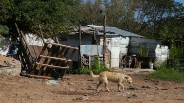 Varias casas precarias se encuentran cerca del arroyo.