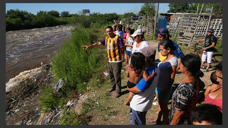 Los vecinos que viven a metros del arroyo están preocupados por la erosión que pueda sufrir el suelo.