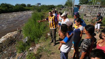 Los vecinos que viven a metros del arroyo están preocupados por la erosión que pueda sufrir el suelo.