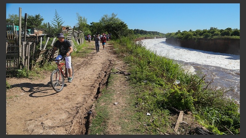 Pocos metros separan el arroyo con el pequeño barrio. 
