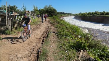 Pocos metros separan el arroyo con el pequeño barrio.