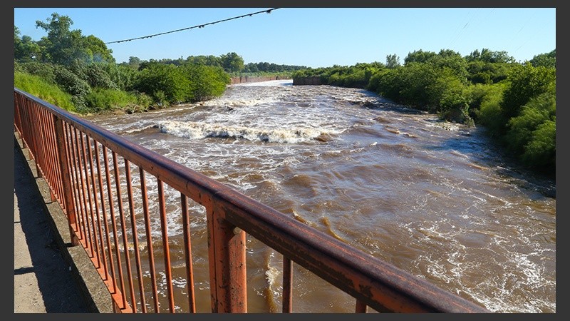 Vista desde el puente Ayacucho, que está siendo monitoreado pero descartaron peligro de derrumbe.