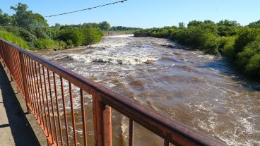 Vista desde el puente Ayacucho, que está siendo monitoreado pero descartaron peligro de derrumbe.