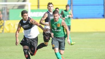 José Luis Fernández luchando por el balón en el amistoso con Patronato.