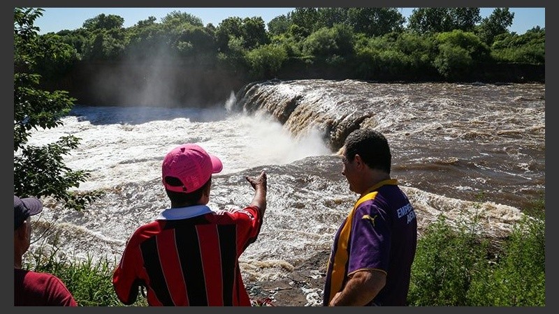 El Saladillo empieza a bajar pero la cascada sigue moviéndose. 