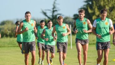 Mientras tanto, el plantel entrena.