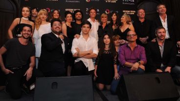 Elenco y parte de la producción de "Quiero vivir a tu lado".