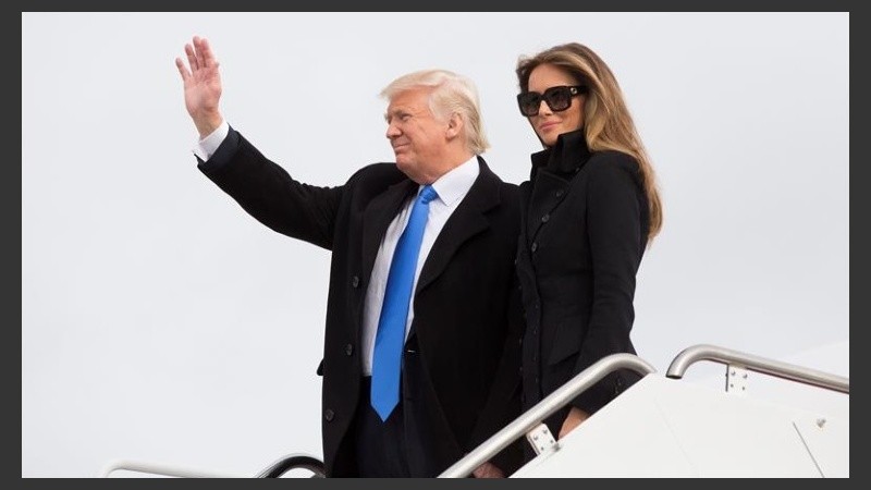 Trump y su esposa llegando a Washington