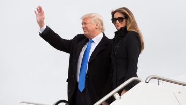 Trump y su esposa llegando a Washington