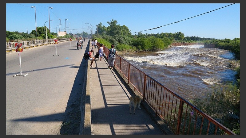 Así estaba este viernes el puente Ayacucho -cortado por el piquete- y el arroyo Saladillo, con menos caudal de agua que días atrás.  