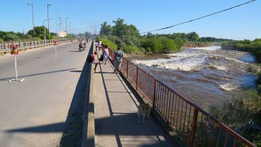 Así estaba este viernes el puente Ayacucho -cortado por el piquete- y el arroyo Saladillo, con menos caudal de agua que días atrás.