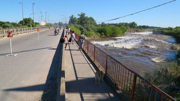 Así estaba este viernes el puente Ayacucho -cortado por el piquete- y el arroyo Saladillo, con menos caudal de agua que días atrás.
