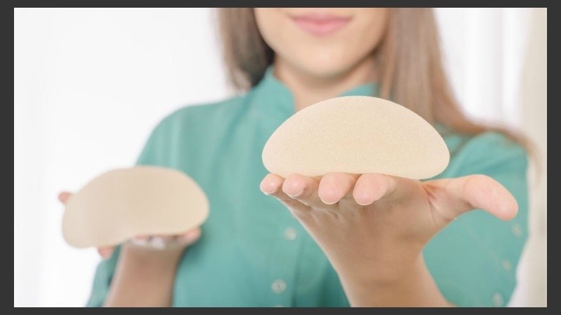 El implante mamario es una cirugía ambulatoria cuyo tiempo quirúrgico oscila entre cincuenta y los ochenta minutos.